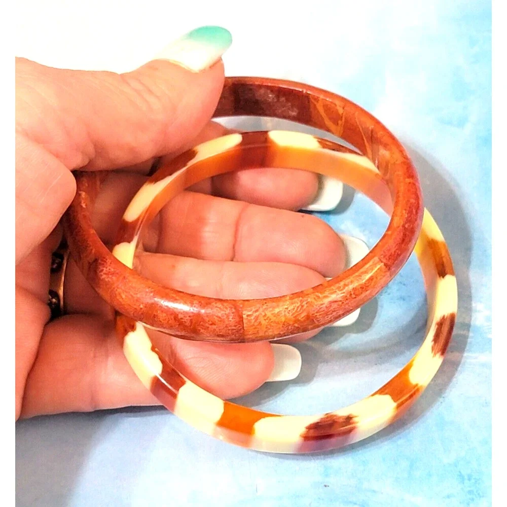 2 Vintage Lucite Bangle Bracelets- Root Beer & White Striped, Marbled MOD‎ bn-2